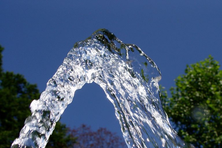 Питьевая вода из скважины: чем она полезна?